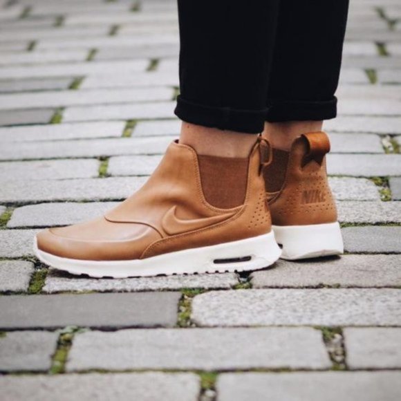 NIKE Air Max Thea Mid Shoe. One of the most liked shoes continue 2025. - Picture 3 of 13